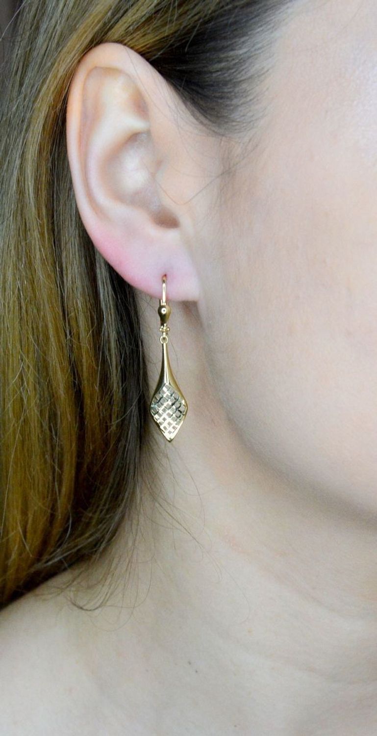 Złote kolczyki 585 wiszące ażurowy wzór KL 8524 585. Złote kolczyki wykonane z najwyższej jakości żółtego złota, próba 585, waga około 2,30 gram. Kolczyki w minimalistycznym stylu, wpisujące się w obecne trendy modowe..jpg